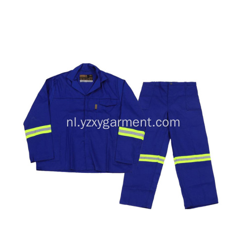 Een set blauwe overalls